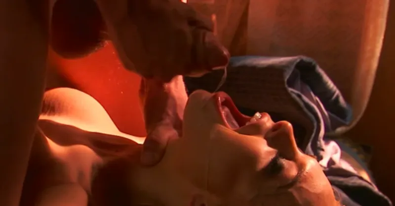 Quan hệ ngay trên tàu cùng người yêu xinh đẹp